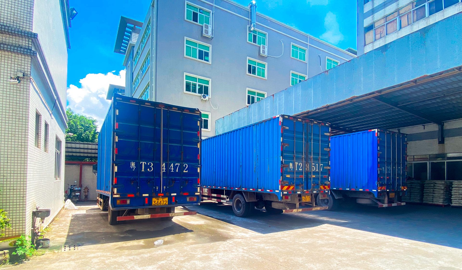 Loading and delivery truck